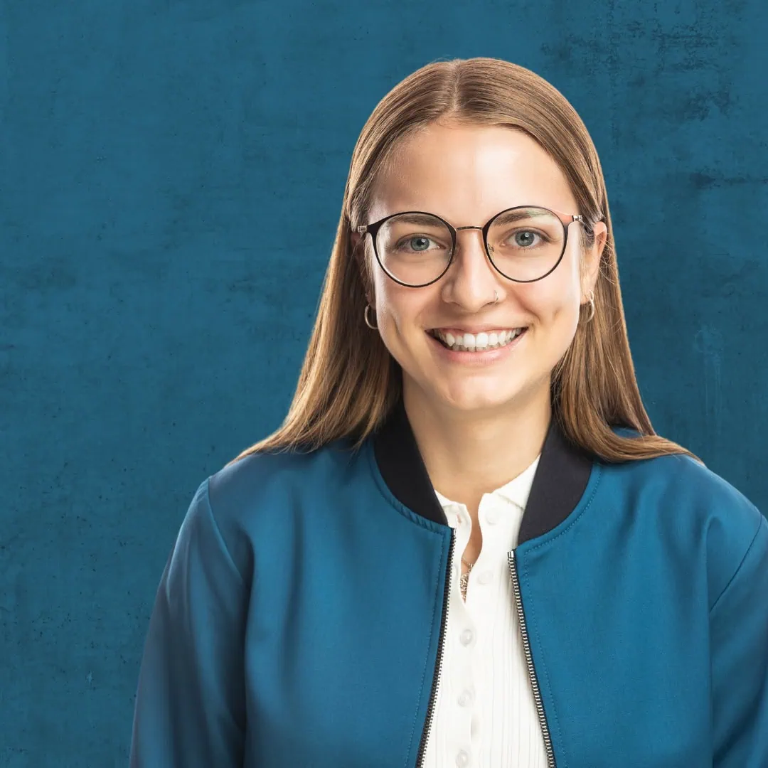 Ein Bild von Laura, einem Teil des Teams der ERFOLGSVISIONÄRE in Dresden.